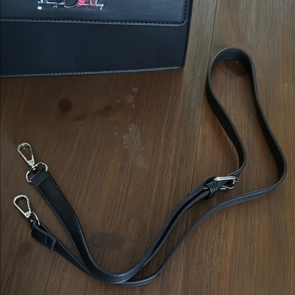 Badgley Mischka Vegan leather crossbody bag EUC - Picture 4 of 6